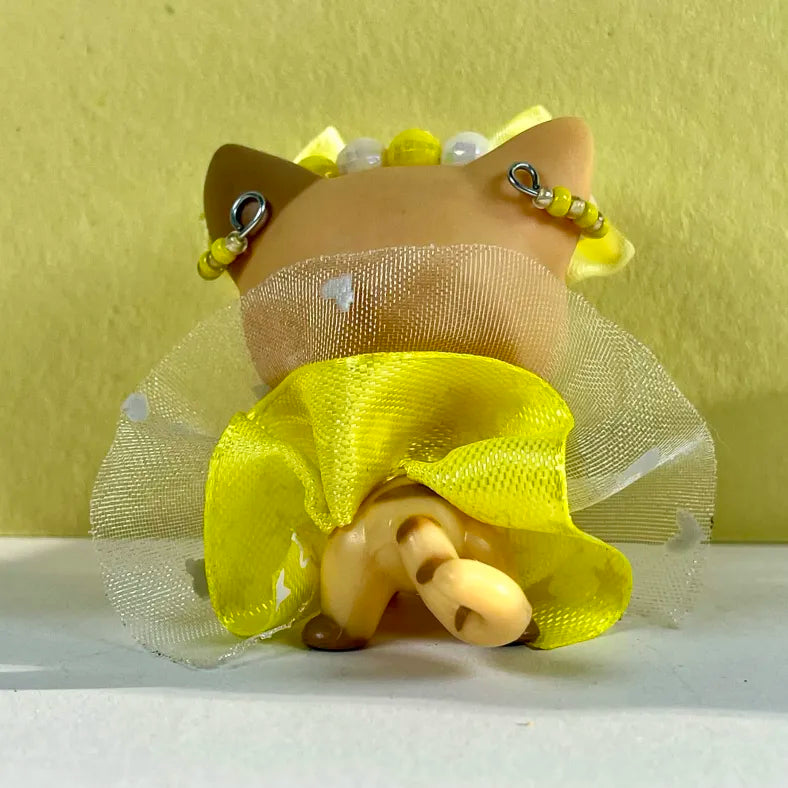 Yellow gold and white LPS outfit